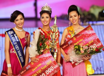 Chung kết cuộc thi Hoa hậu Việt Nam 2010 diễn ra tại Quảng Ninh.
