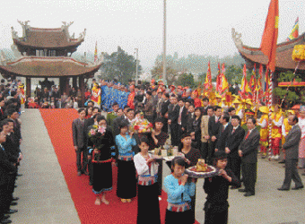 Dâng lễ vật trong Lễ Giỗ Quốc Tổ Lạc Long Quân ngày 27/3/2012 (6 tháng 3 Nhâm Thìn).
