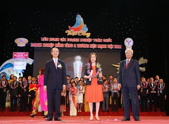 Đại diện VPBank nhận giải Thương hiệu mạnh Việt Nam.