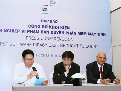 Ông Hà Thân- TGĐ Lạc Việt (trái) , ông Vũ Ngọc Hoan- Quyền Cục trưởng Cục bản quyền tác giả (giữa) và ông Tarun Sawney - Giám đốc Chống vi phạm bản quyền phần mềm khu vưc châu Á - Thái Bình Dương (BSA) trong cuộc họp báo công bố vụ kiện tại TP. Hồ Chí Minh vào tháng 12/2013