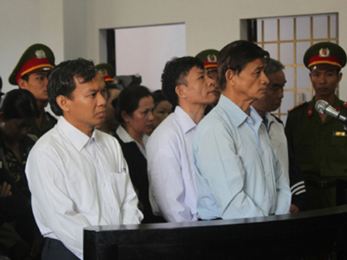 Bị cáo Vũ Việt Hùng (trên cùng) và các đồng phạm tại phiên tòa.