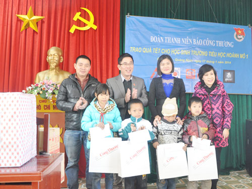 Tặng quà cho học sinh Trường Tiểu học Hoành Mô 1, huyện Bình Liệu, tỉnh Quảng Ninh