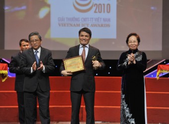 Ông Lê Ngọc Minh – Phó tổng giám đốc Tập đoàn VNPT, Chủ tịch Hội đồng thành viên MobiFone (giữa) – nhận giải thưởng.