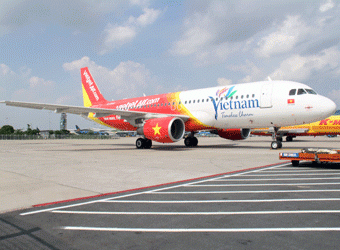 Logo và slogan của du lịch Việt Nam trên thân máy bay VietJetAir.