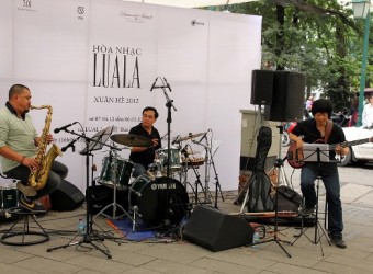 Nhóm Phù Sa trong buổi biểu diễn đầu tiên của Luala concert 2012