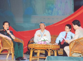 Thiếu tướng Nguyễn Xuân Sang phát biểu trong buổi tọa đàm giao lưu và tri ân các anh hùng liệt sỹ thành cổ Quảng Trị 