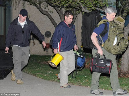 Giới chức Mỹ mang đi một số đồ sau khi lục soát căn hộ của sinh viên Ả rập.