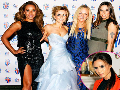 Spice Girls tham dự buổi công diễn "Viva Forever" tháng 12 năm ngoái ở London, trong khi đó Victoria chỉ chụp ảnh thảm đỏ cùng chồng con. 