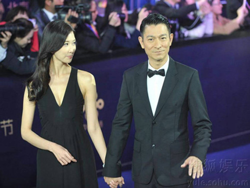 Lâm Chí Linh sánh đôi cùng Lưu Đức Hoa trên thảm xanh của LHP quốc tế Bắc Kinh lần thứ 3.