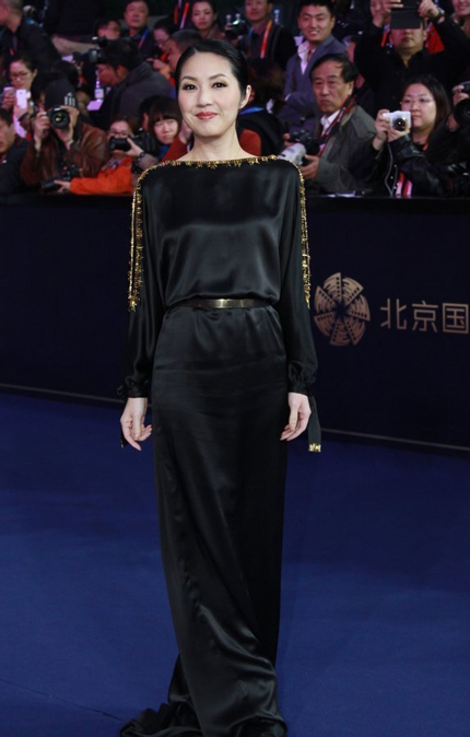 Nữ diễn viên chuyên các vai hài Dương Thiên Hoa duyên dáng với gam màu đen