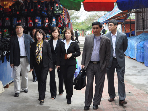 Phó Chủ tịch UBND tỉnh Vũ Thị Thu Thủy (thứ 2 từ trái sang) kiểm tra kinh doanh thương mại.