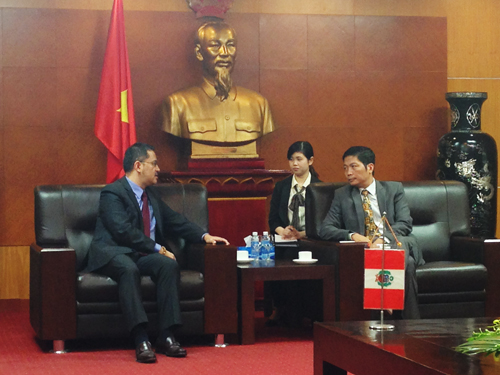 Thứ trưởng Bộ Công Thương Trần Tuấn Anh và Đại biện Lâm thời CH Peru tại Việt  Nam
