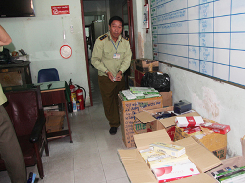 Trên 5.200 gói thuốc lá bị Đội QLTT 5B thu giữ trong ngày 31-3 tại chợ thuốc lá Học Lạc, Q5