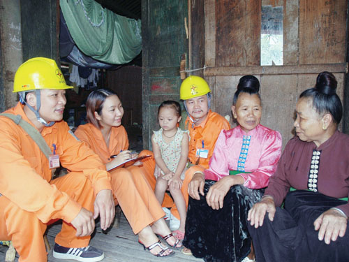 Cán bộ PC Sơn La tư vấn cho bà con dân tộc về sử dụng điện
