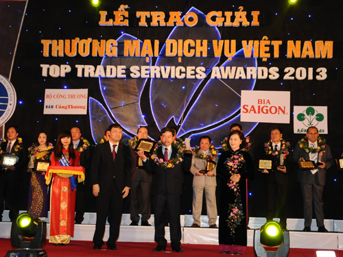 Ủy viên Bộ Chính trị, Phó Chủ tịch Quốc hội Nguyễn Thị Kim Ngân và Thứ trưởng Bộ Công Thương Đỗ Thắng Hải trao giải thưởng cho doanh nghiệp.