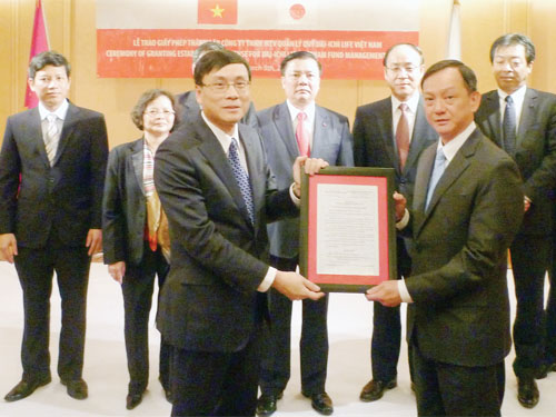 Ông Vũ Bằng- Chủ tịch UBCKNN trao giấy phép Công ty quản lý Quỹ Dai-ichi Life Việt Nam cho ông Takashi Fujii- Chủ tịch kiêm TGĐ Dai-Ichi life Việt Nam tại Nhật