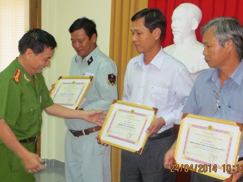 Trưởng phòng Công tác Chính trị- Đại tá Vũ Văn Bổn- thay mặt Giám đốc Sở cảnh sát PCCC TP.HCM  trao tặng Giấy khen cho lực lượng Bảo vệ - PCCC TKXDNB.
