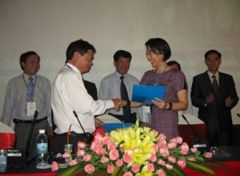 Ông Nguyễn Đức Thanh, Tổng giám đốc công ty Tanimex Long An trao hợp đồng vừa ký với đại diện Công ty Chung Oriental Trading, nhà nhập khẩu