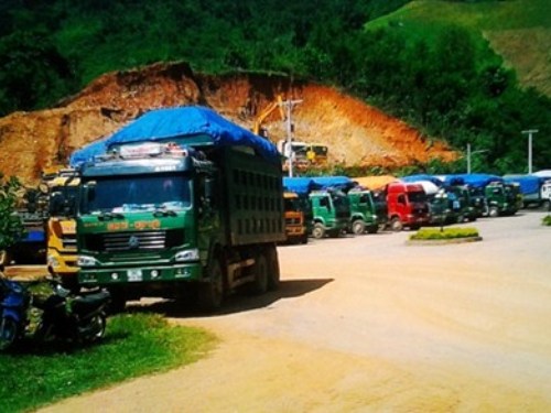 Các đoàn xe chờ ăn than tại mỏ than lộ thiên Bản Đon của Lào.