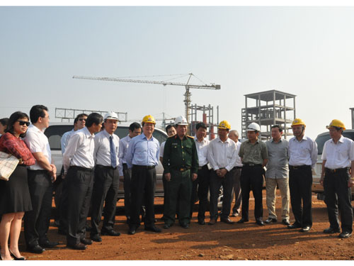 Bộ trưởng Bộ Công Thương Vũ Huy Hoàng cùng Đoàn công tác của Bộ và lãnh đạo tỉnh Đăk Nông nắm bắt tình hình xây dựng Nhà máy alumin Nhân Cơ