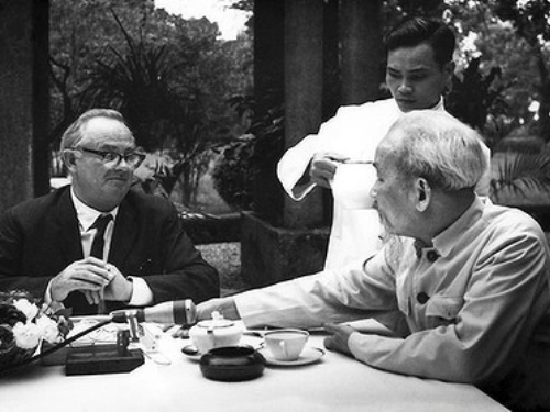 Nhà báo Wilfred Burchett trò chuyện với Chủ tịch Hồ Chí Minh. Ảnh tư liệu