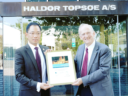 Ông Cao Hoài Dương- Tổng giám đốc PVFCCo nhận Chứng chỉ vận hành xuất sắc Nhà máy Đạm Phú Mỹ.