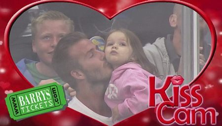 Nụ hôn ngọt ngào David dành cho con gái cưng khiến trái tim các fan tan chảy