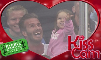 David Beckham cưng nựng con gái yêu