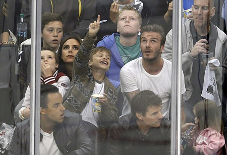 Ngôi sao điện ảnh Tom Cruise và con nuôi của anh - Connor ngồi hàng ghế trước đại gia đình Beckham.