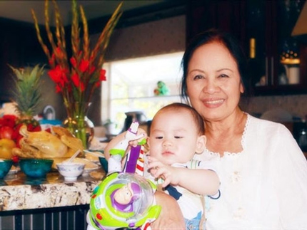 Nghệ sĩ Lưu Nga - mẹ của Bằng Kiều bên đứa cháu nội út.