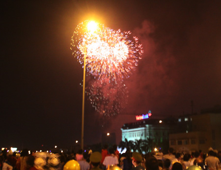 Trời đêm Sài Gòn vốn đã lung linh, còn lung linh hơn với màn biểu diễn pháo hoa