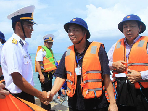 Ông Đinh Thái Hương- Chủ tịch Công đoàn Xăng dầu Việt Nam-  thăm cán bộ chiến sĩ đảo Cô Lin.