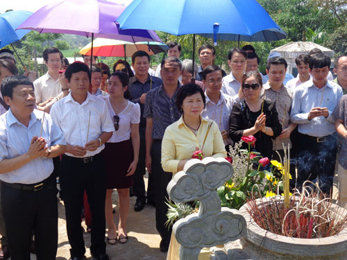 Thứ trưởng Hồ Thị Kim Thoa cùng đoàn công tác dâng hương tại Khu di tích lịch sử ngành Công Thương