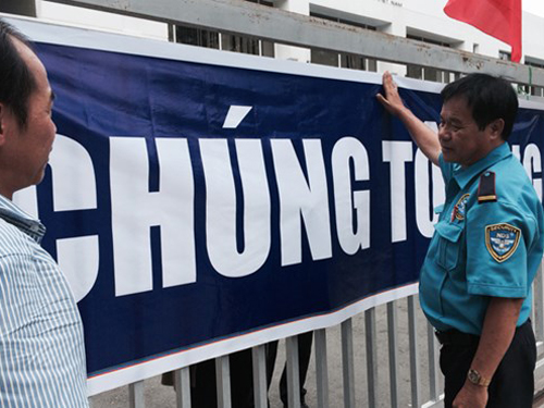 Công nhân ở KCN Việt Nam- Singapore đi làm trở lại và thể hiện tinh thần yêu nước ôn hòa.