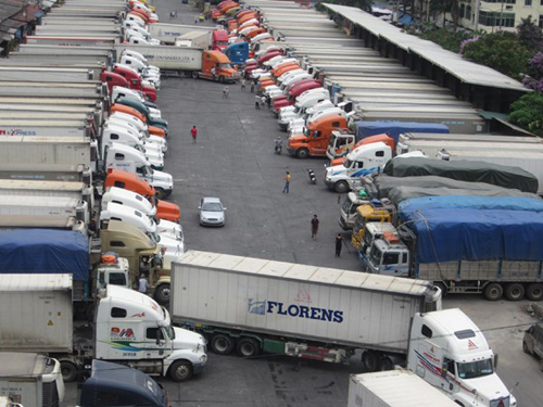 Hàng trăm xe container đang chờ làm thủ tục xuất khẩu hàng sang Trung Quốc tại cửa khẩu Tân Thanh.