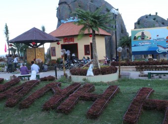 Hình ảnh thủy tổ Lê Văn Đạt và nhà thờ thủy tổ trên đảo Hòn Nội được tạo dựng trên đất liền.
