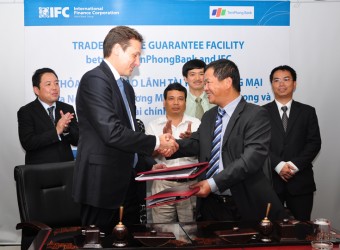 Lễ ký thỏa thuận tham gia chương trình tài trợ thương mại toàn cầu giữa IFC và TiênPhongBank