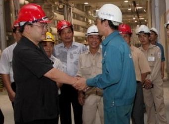 Phó Thủ tướng Hoàng Trung Hải gặp gỡ những người thợ lắp máy LILAMA.
