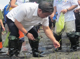 Phó Thủ tướng Hoàng Trung Hải trực tiếp tham gia trồng rừng.