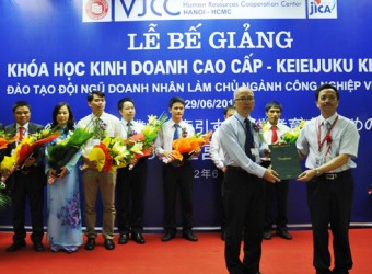 PGS.TS Nguyễn Văn Hồng - Phó Hiệu trưởng Đại học Ngoại thương trao chứng chỉ tốt nghiệp cho các học viên Keieijuku khóa III