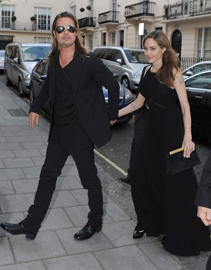 Angelina Jolie vẫy tay chào người hâm mộ, nụ cười chẳng hề tắt trên môi cô