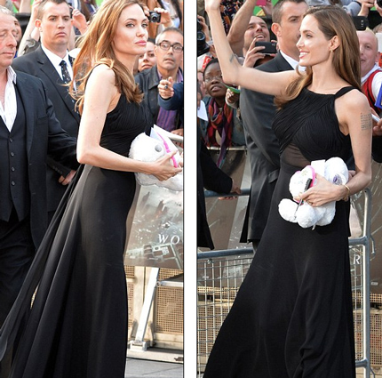 Angelina Jolie vẫy tay chào người hâm mộ, nụ cười chẳng hề tắt trên môi cô