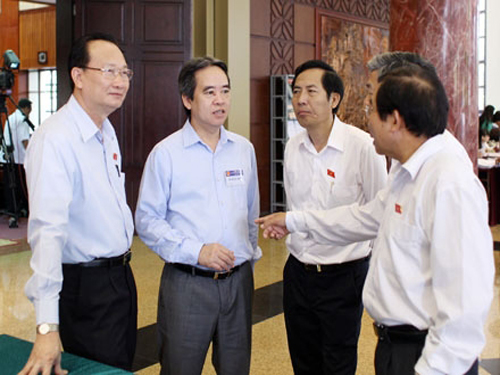 Thống đốc Nguyễn Văn Bình (thứ 2 từ trái sáng) trao đổi với các đại biểu tại hành lang nghị trường