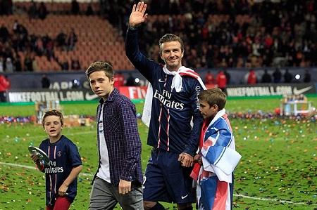 Kết thúc một sự nghiệp lẫy lừng, Beckham nói lời chia tay sân cỏ bên các con trai.