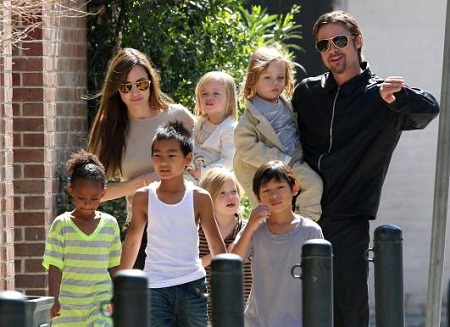 Gia đình nhà Brangelina rất muốn Beckham sẽ dạy 6 đứa con của họ đá bóng.