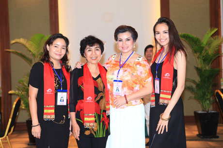 Hoa hậu Diễm Hương cảm thấy tự hào khi sánh vai cùng các nữ ban giám khảo giàu kinh nghiệm