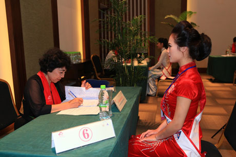 Diễm Hương tự tin phỏng vấn các thí sinh