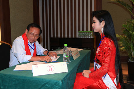 Mỗi thí sinh đều lần lượt trả lời phỏng vấn 7 thành viên của Ban giám khảo, với 6 câu hỏi