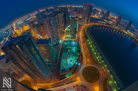 Karim rất thích chụp ảnh Dubai về đêm, lúc này cả thành phố được thắp sáng bởi những ngọn đèn màu.