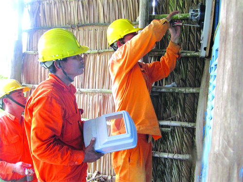 Lập điện kế cho hộ dân trong dự án cấp điện cho đồng bào nghèo chủ yếu là người Khmer tại huyện Gò Quao, tỉnh Kiên Giang